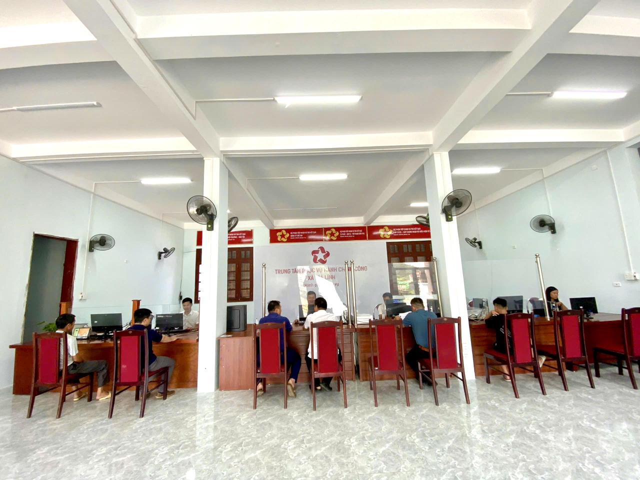 Người dân đến làm việc tại Trung tâm hành chính công xã Trà Lĩnh. (Ảnh: Lê Hanh)