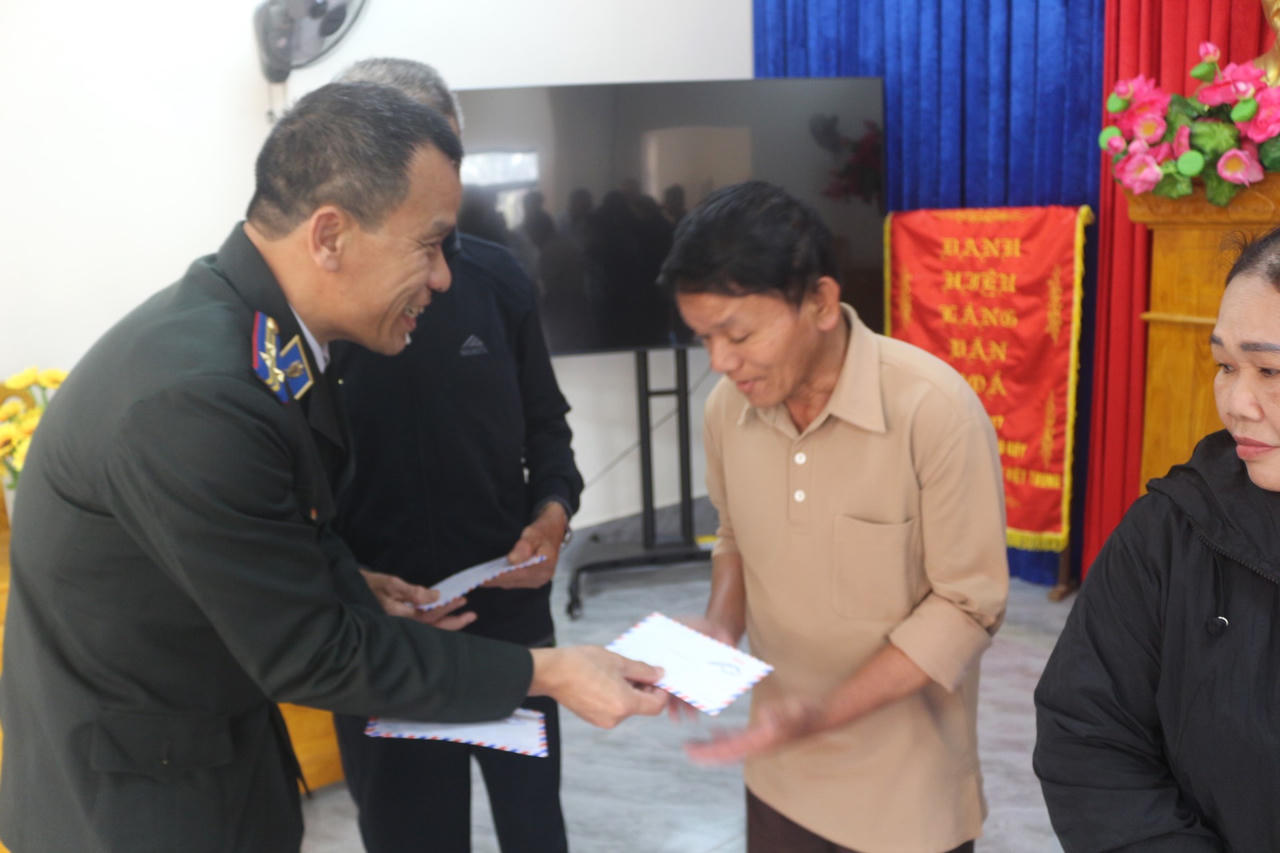 Trao yêu thương - Tết trọn vẹn đến hộ nghèo, cận nghèo ở Quảng Trị