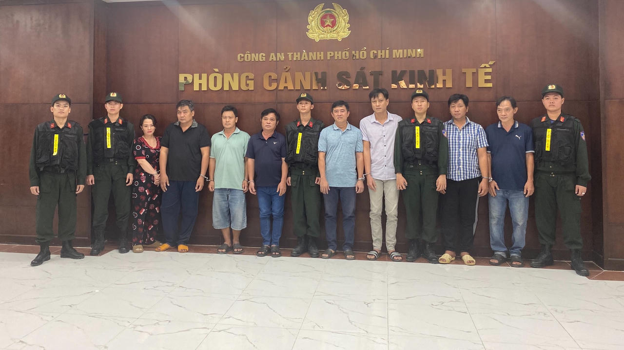 Triệt phá đường sản xuất, buôn bán xăng RON A95 giả ở TP.HCM