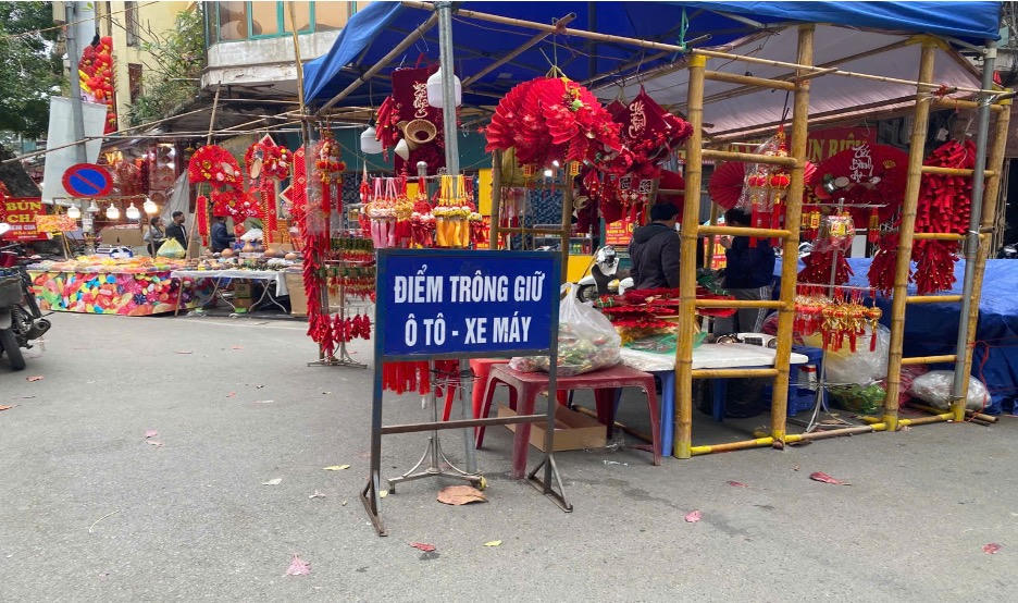 Phố Hàng Mã: Sắc xuân rực rỡ thu hút khách du lịch trước thềm xuân Bính Ngọ 2026