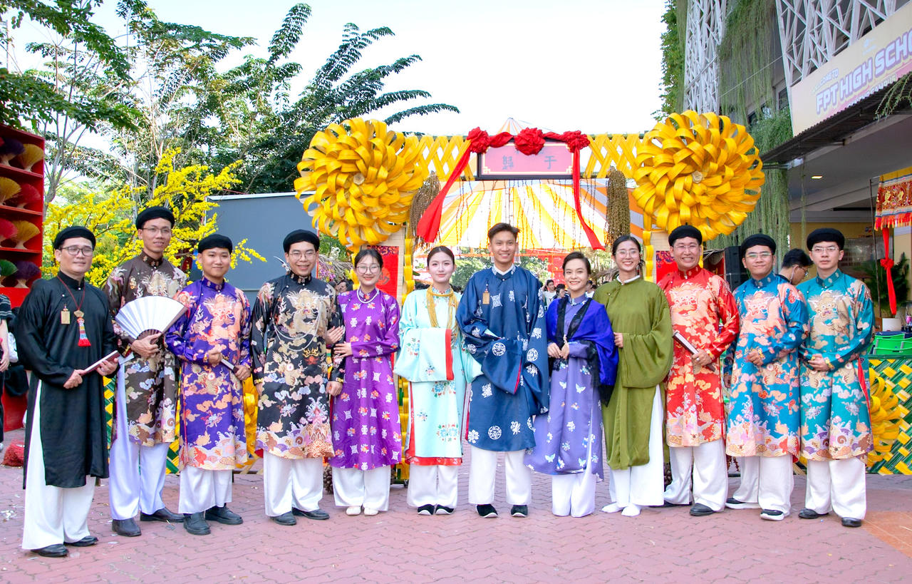 Mọi người thích thú khi được thực hiện hoạt động sân khấu hóa với các bộ trang phục truyền thống.