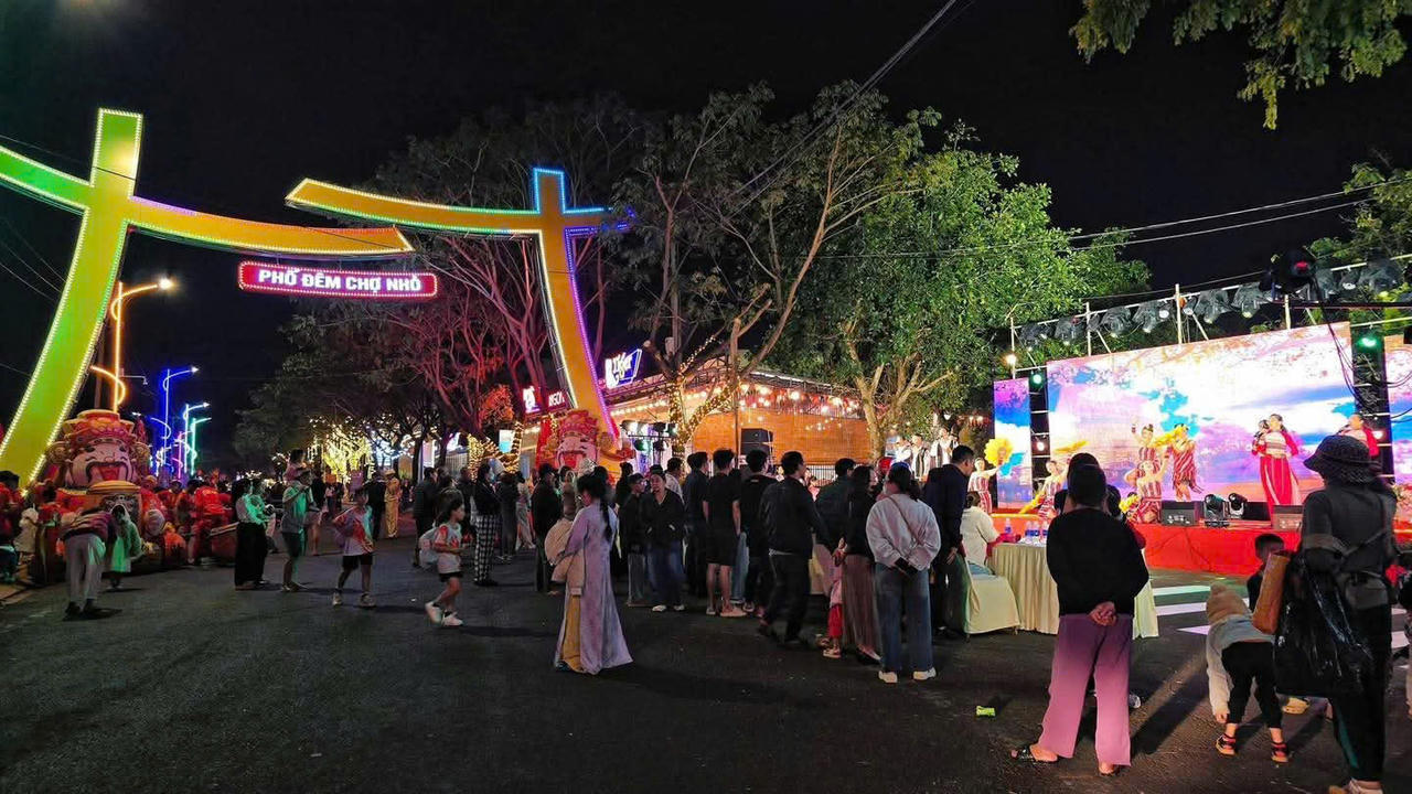 Cổng chào và sân khấu chính rực rỡ sắc màu, nơi diễn ra các hoạt động văn hóa nghệ thuật thu hút đông đảo du khách.