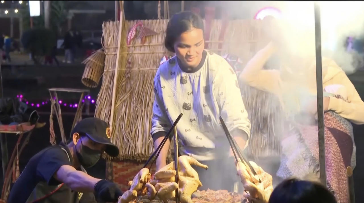 Ẩm thực bản địa với món gà nướng, cơm lam trứ danh được người dân chế biến trực tiếp tại chỗ, mang hương vị đậm đà bản sắc Tây Nguyên.