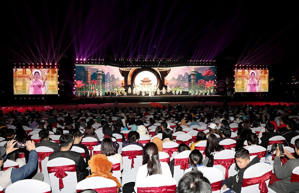 Chương trình nghệ thuật đặc biệt “Đón ánh bình minh”: Niềm tin, sự đồng thuận của Đảng bộ, chính quyền và Nhân dân Ninh Bình đối với các quyết sách của Đại hội XIV