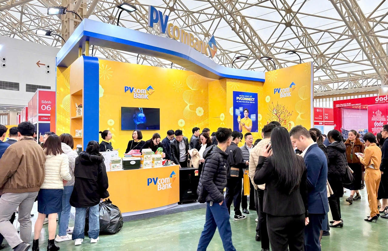 Gian hàng của PVcomBank là một trong những điểm dừng chân của du khách khi tham quan, mua sắm tại Hội chợ
