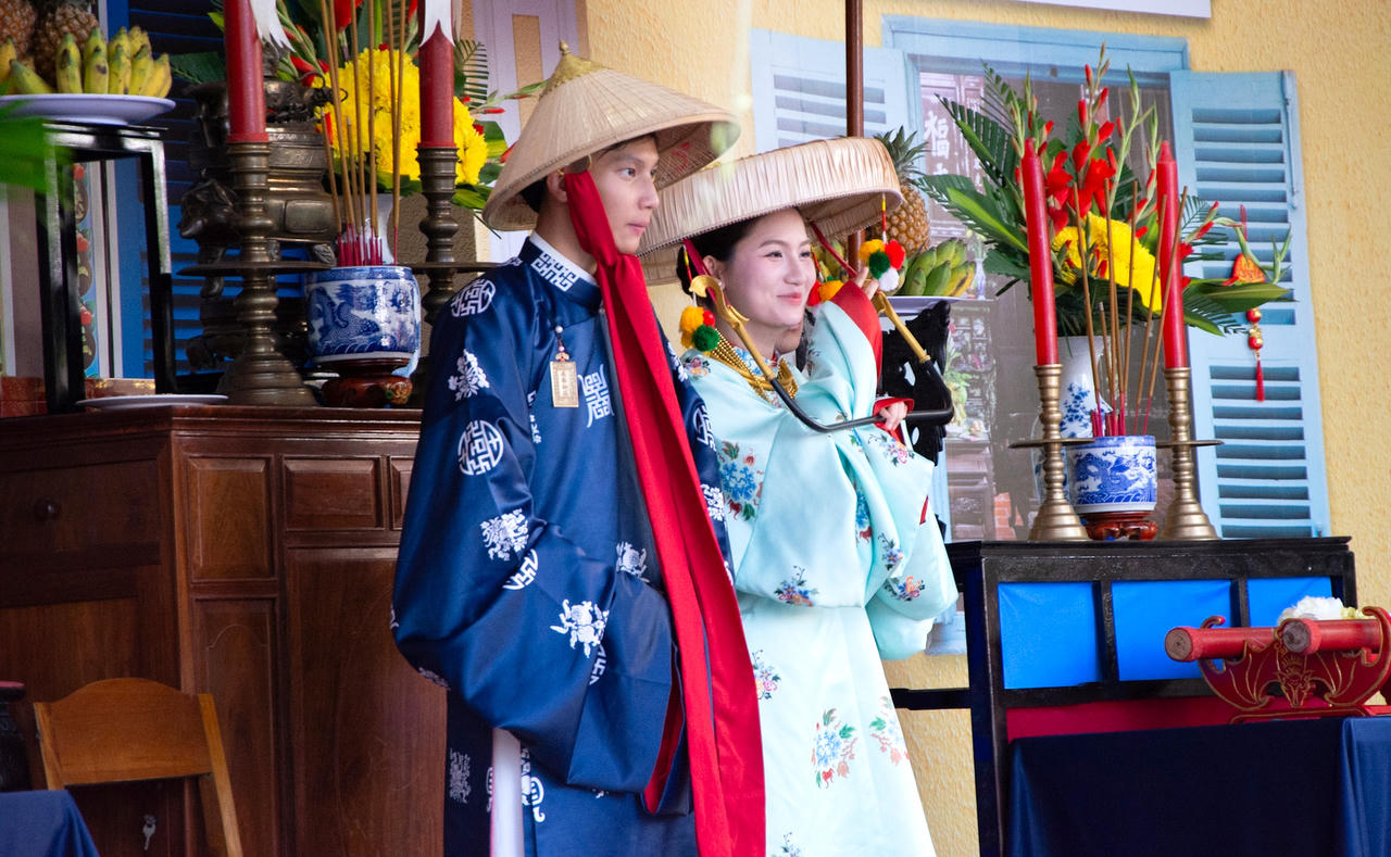 Tái hiện cô dâu, chú rể duyên dáng trong trang phục truyền thống