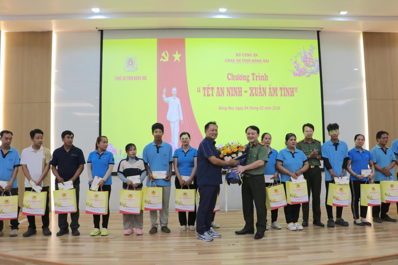 Tại chương trình, Công an tỉnh Đồng Nai đã trao tặng 300 phần quà, mỗi phần trị giá 700.000 đồng. 