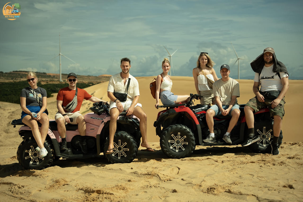 Không chỉ du khách trong nước, Bàu Trắng U&Me còn thu hút lượng lớn khách quốc tế đến đây tham quan, nghỉ dưỡng.