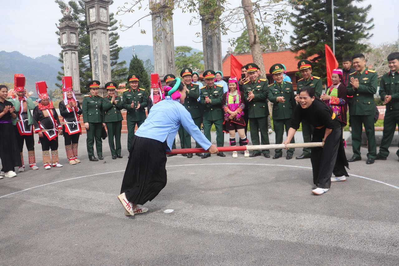 Ấm áp Xuân biên cương - thắm tình quân dân tại Quảng Ninh