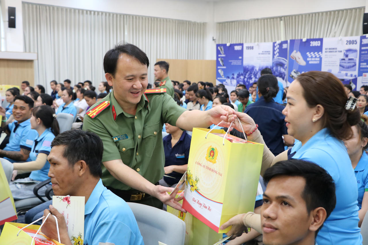 Thượng tá Nguyễn Chí Toàn, Phó Giám đốc Công an tỉnh Đồng Nai trao tặng quà cho công nhân Công ty Chang Shin Việt Nam.