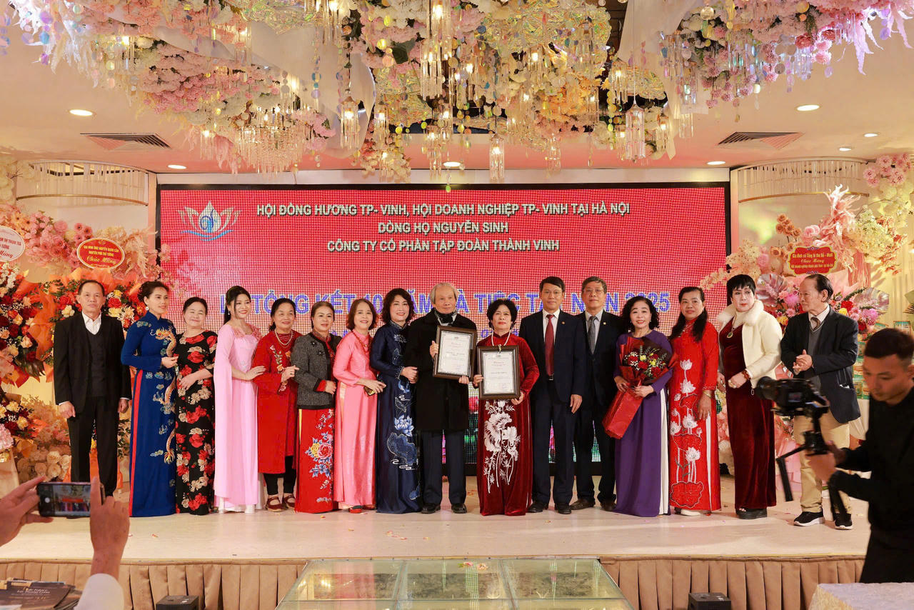 Ông Nguyễn Văn Dương - Phó Bí thư Đảng ủy, Phó Giám đốc Khu di tích Phủ Chủ tịch Hồ Chí Minh trao Thư khen và tặng hoa cho Hội Doanh nghiệp TP Vinh.