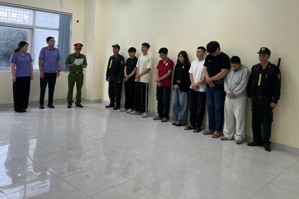 7 đối tượng bị bắt vì buôn bán thuốc lá điện tử