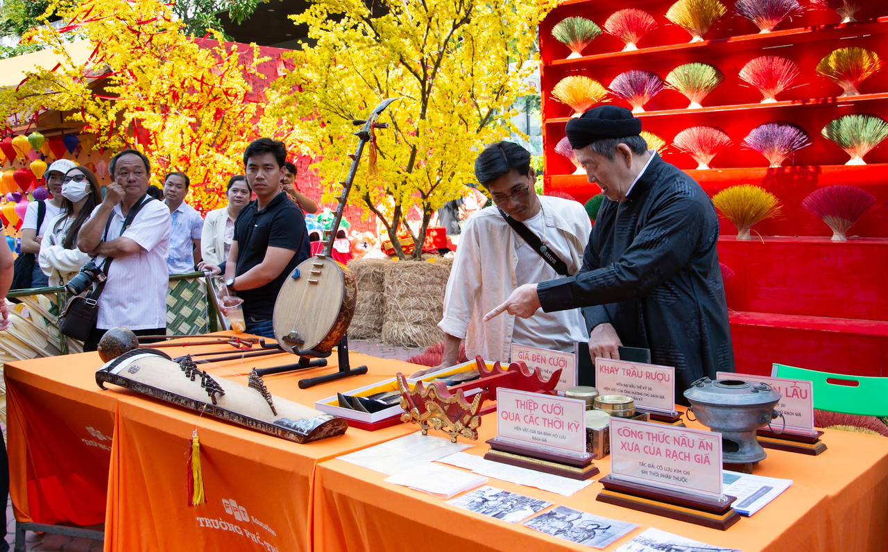 Không gian trưng bày hiện vật đám cưới Nam Bộ xưa.