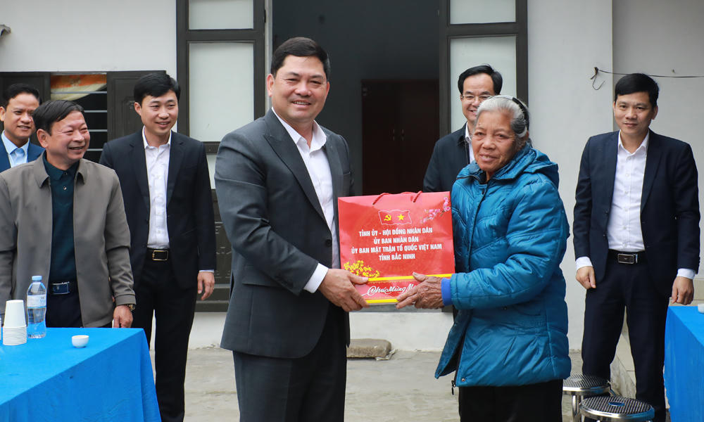 Bí thư Tỉnh ủy Bắc Ninh Nguyễn Hồng Thái tặng quà cho bà Khổng Thị Oanh, hộ nghèo ở tổ dân phố Tân Mỹ, phường Cảnh Thụy.