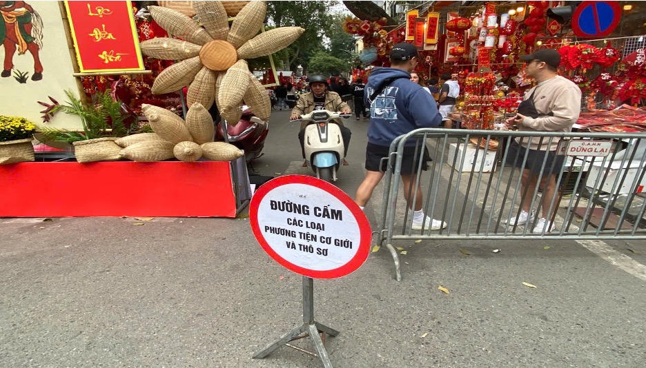 Phố Hàng Mã: Sắc xuân rực rỡ thu hút khách du lịch trước thềm xuân Bính Ngọ 2026