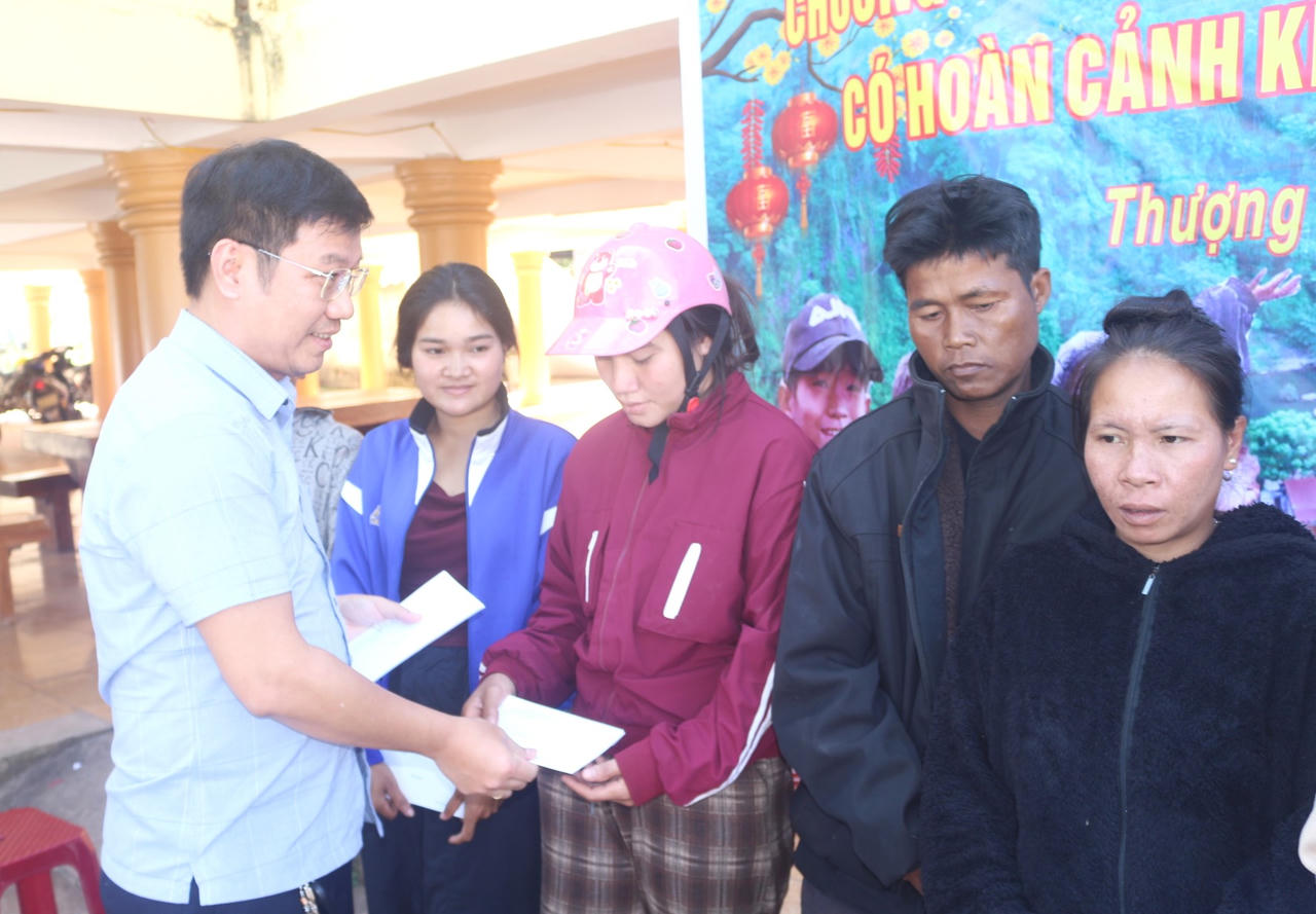 Vượt Trường Sơn mang yêu thương đến bản làng biên giới Quảng Trị