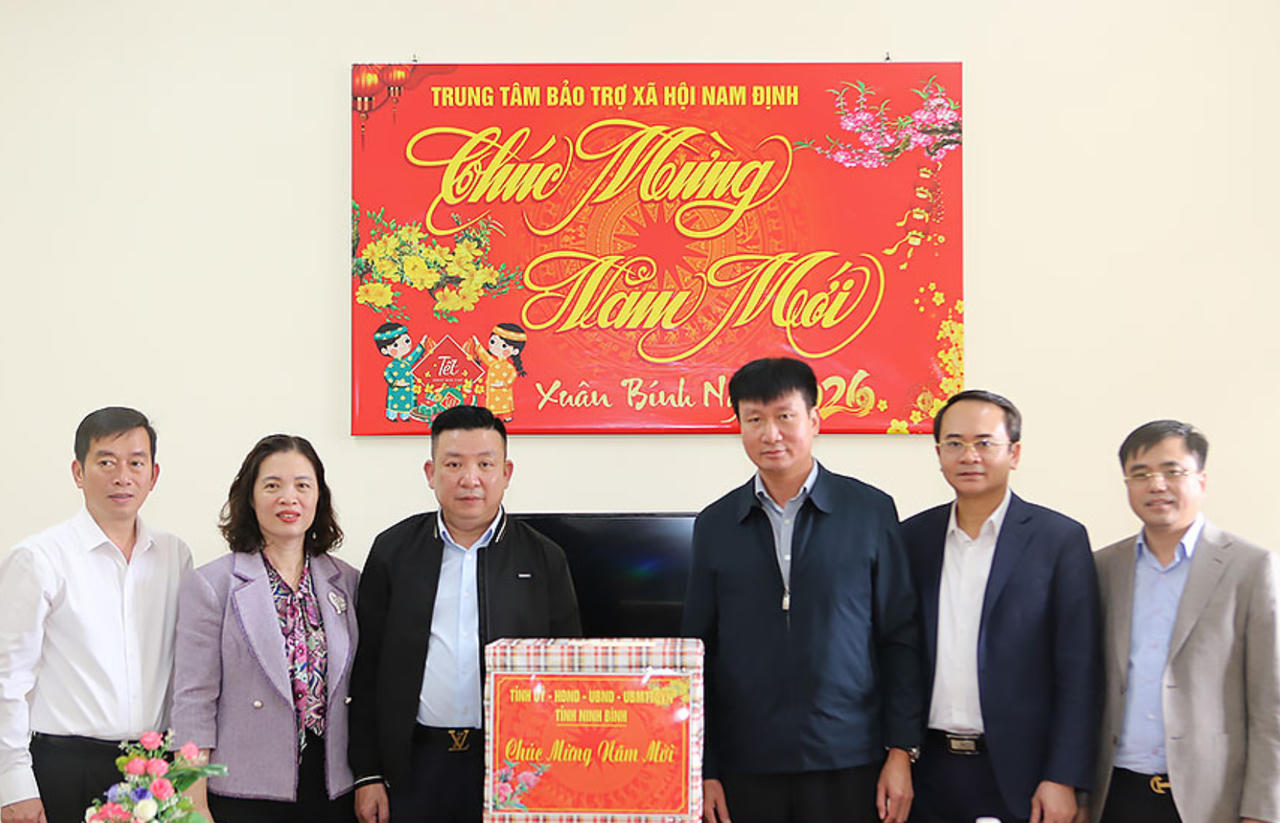 Ông Trần Huy Tuấn - Phó Bí thư Tỉnh ủy, Chủ tịch UBND tỉnh Ninh Bình tặng quà, chúc Tết cán bộ, người lao động Trung tâm Bảo trợ xã hội Nam Định (xã Xuân Trường). (Ảnh: Văn Đại)
