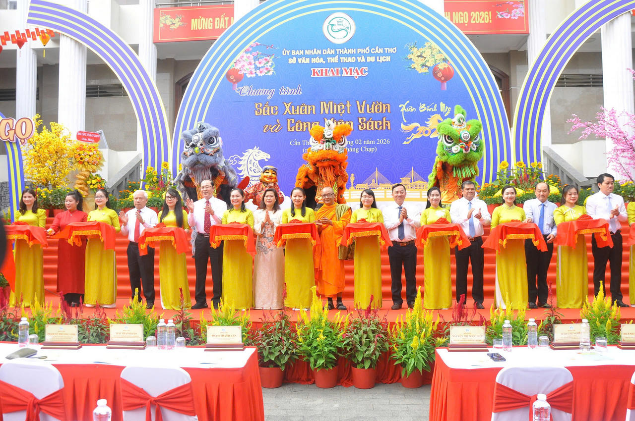 Lãnh đạo thực hiện nghi thức khai mạc "Sắc xuân miệt vườn".