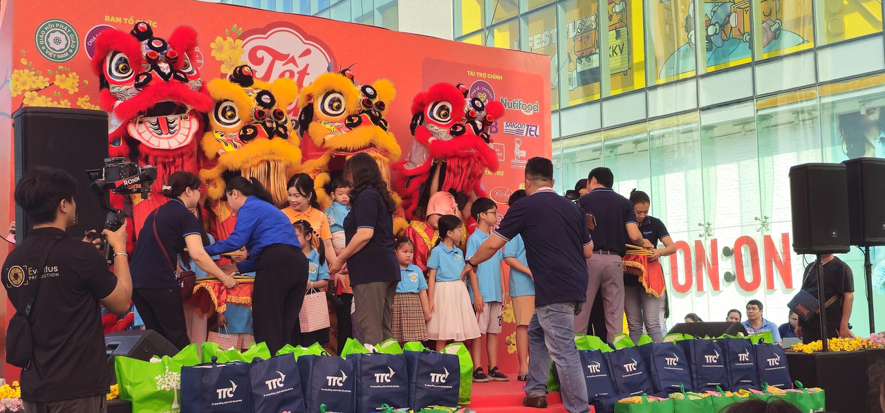 Saigon Co.op viết tiếp khúc giao hưởng nhân văn trước thềm tết Bính Ngọ