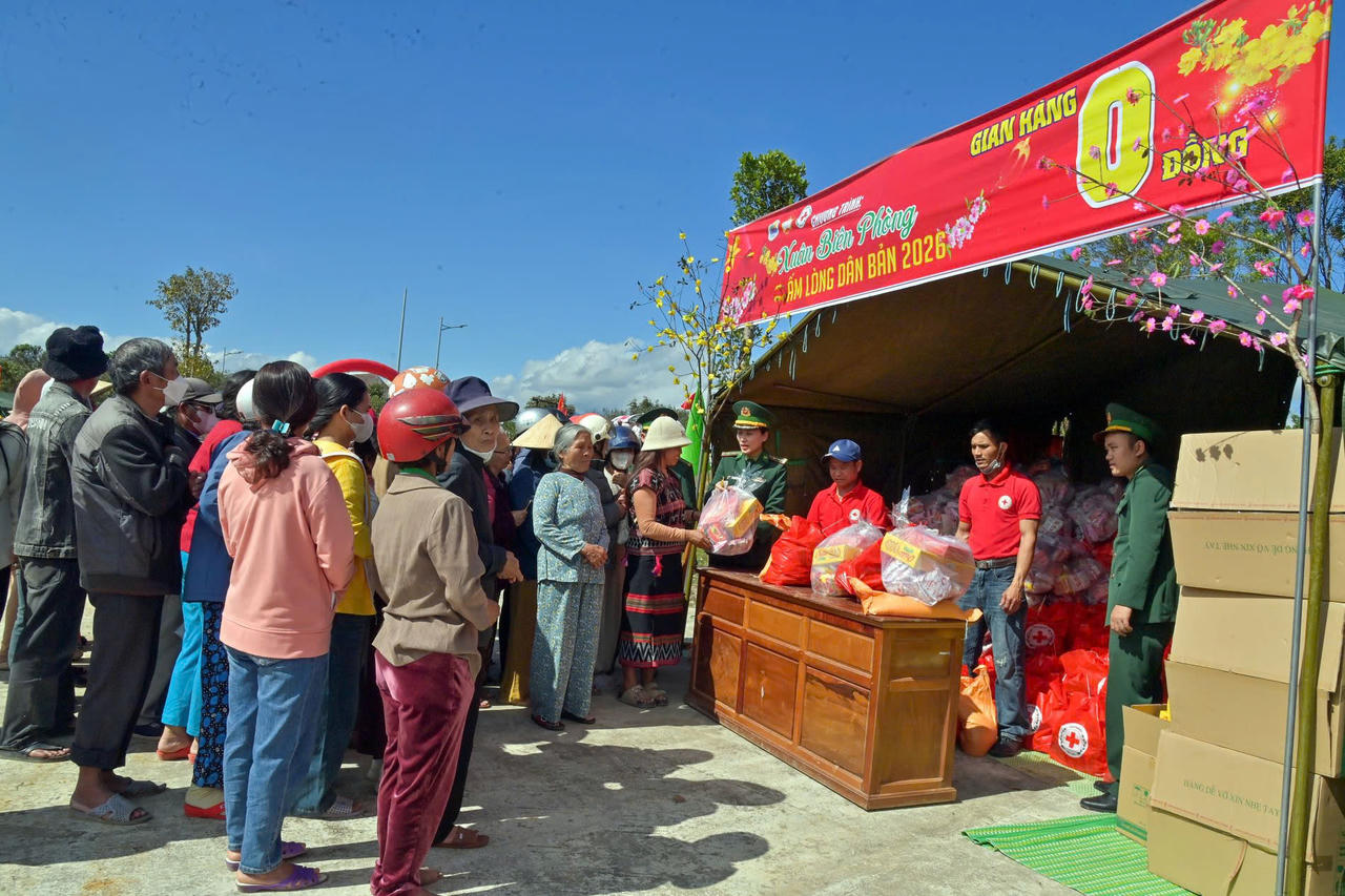 Tặng quà cho người dân tại “Gian hàng 0 đồng”.&nbsp;