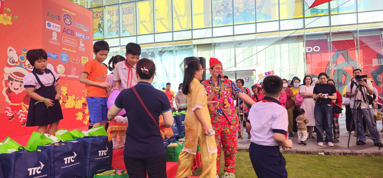 Saigon Co.op viết tiếp khúc giao hưởng nhân văn trước thềm tết Bính Ngọ