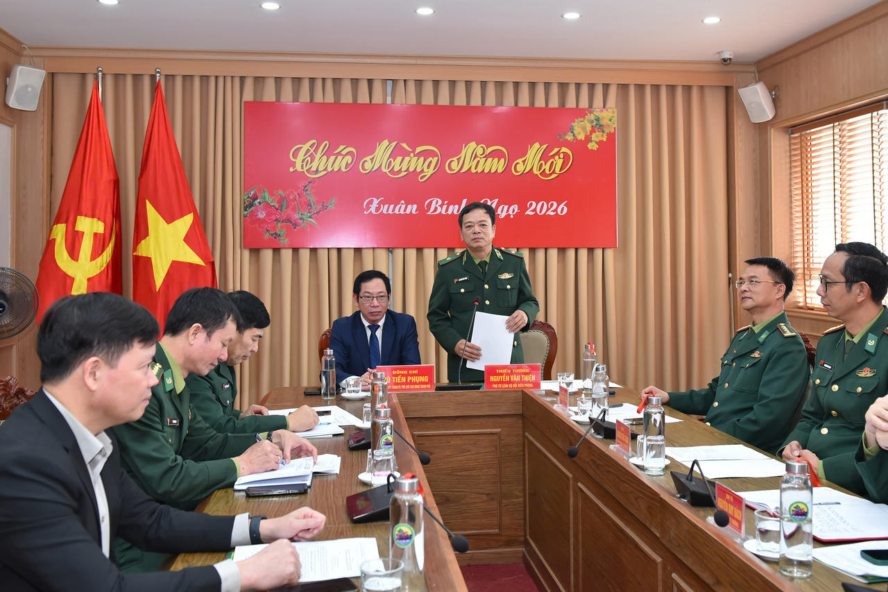 Thiếu tướng Nguyễn Văn Thiện, Phó Tư lệnh Bộ đội Biên phòng phát biểu tại hội nghị.