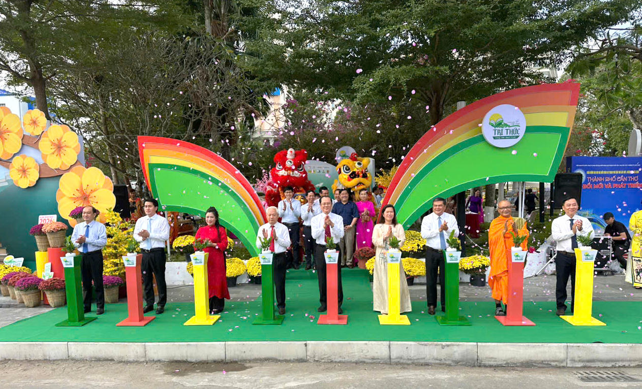 Lãnh đạo thực hiện nghi thức khai mạc "Công viên sách Xuân".