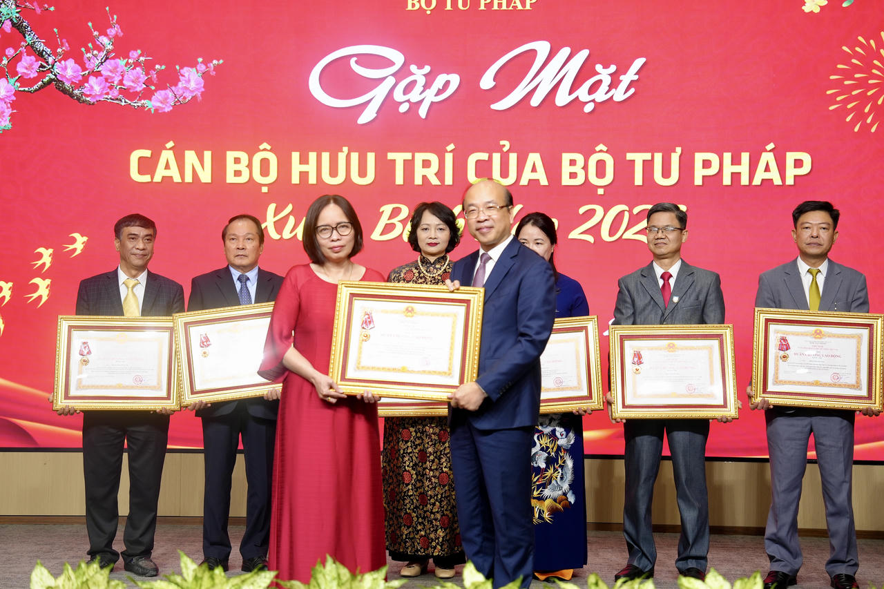 Lãnh đạo Bộ Tư pháp gặp mặt cán bộ hưu trí nhân dịp xuân Bính Ngọ 2026