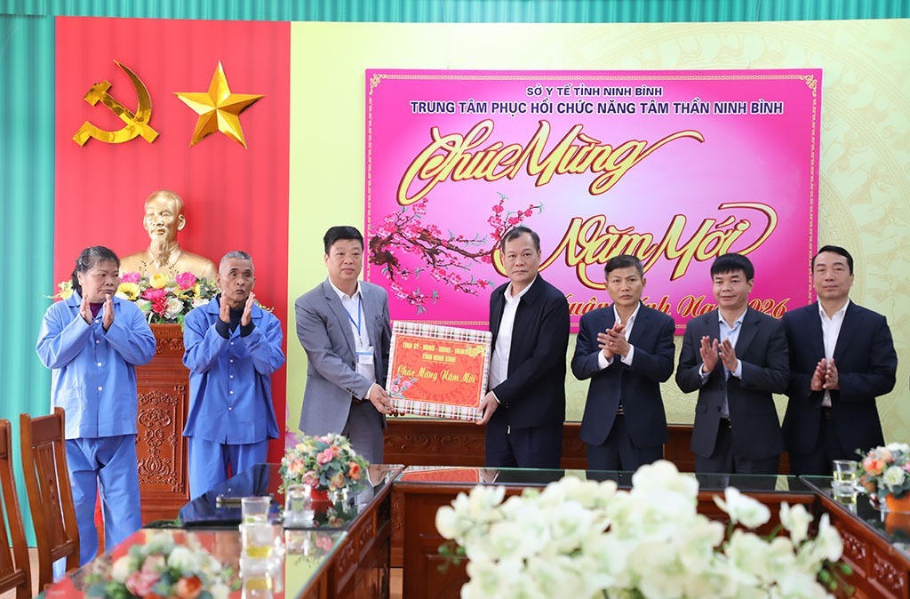 Ông&nbsp;Lê Quốc Chỉnh - Phó Bí thư Tỉnh ủy, Chủ tịch HĐND tỉnh Ninh Bình tặng quà Trung tâm Phục hồi chức năng tâm thần tỉnh Ninh Bình. (Ảnh: Đào Hằng)