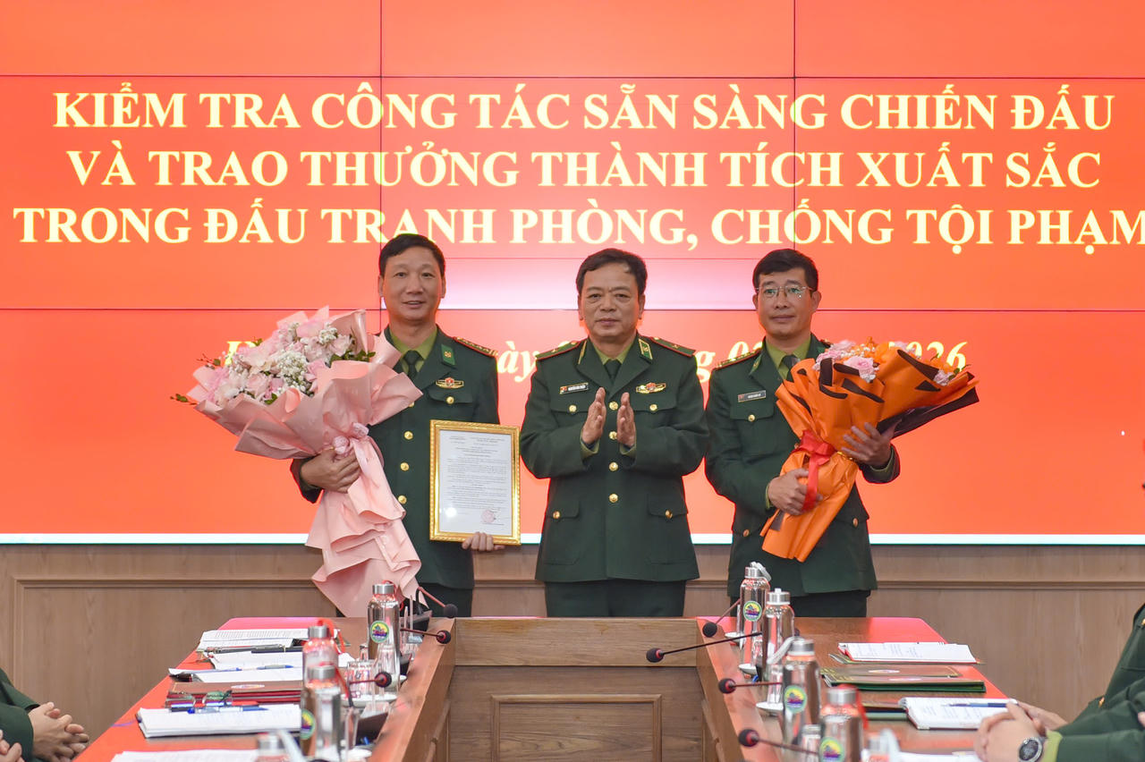 Thiếu tướng Nguyễn Văn Thiện khen thưởng các cá nhân, tập thể có thành tích xuất sắc trong đấu tranh chống buôn lậu. 