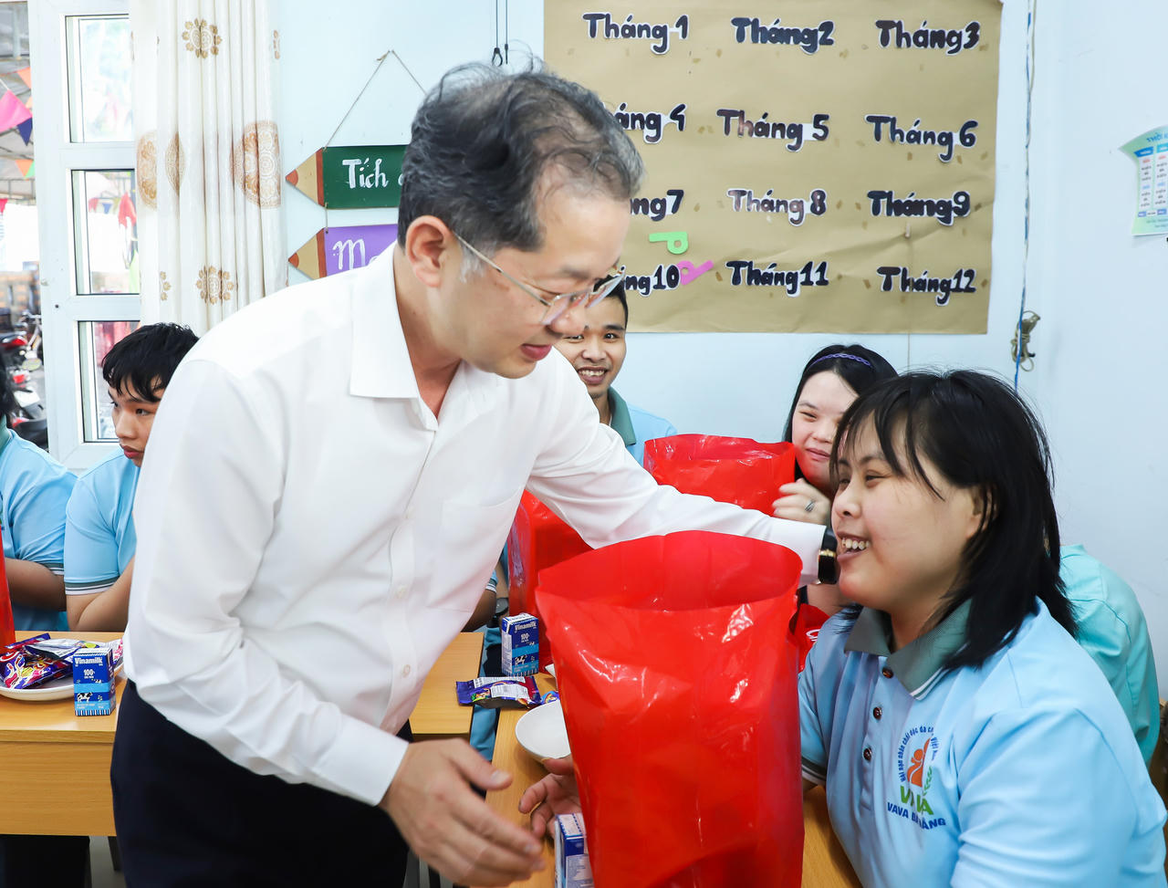 Chánh án TAND tối cao Nguyễn Văn Quảng tặng quà cho trẻ em Trung tâm Bảo trợ nạn nhân chất độc da cam và trẻ em nghèo bất hạnh TP Đà Nẵng.