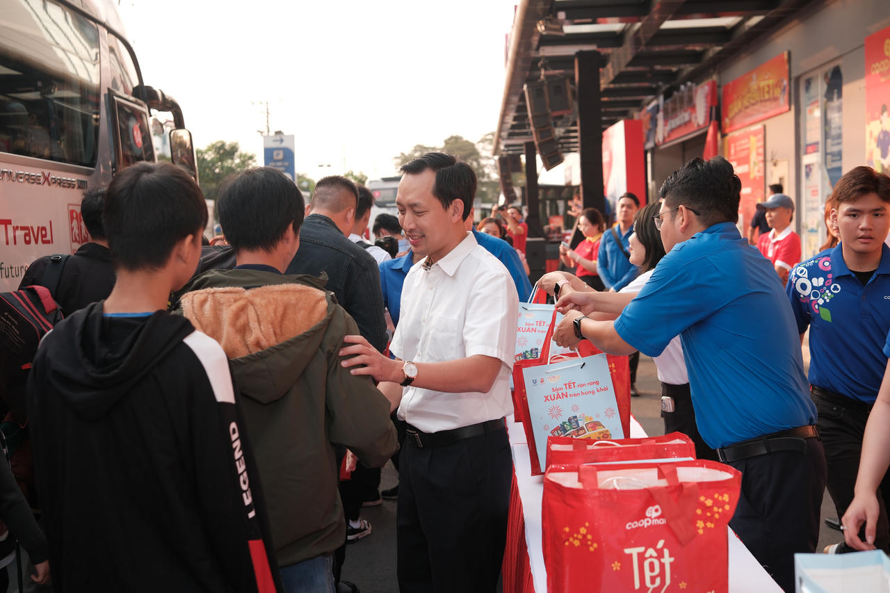 Mỗi hành khách được tặng thêm phần quà Tết và miễn phí tất cả suốt hành trình về quê trên "Chuyến xe hạnh phúc"