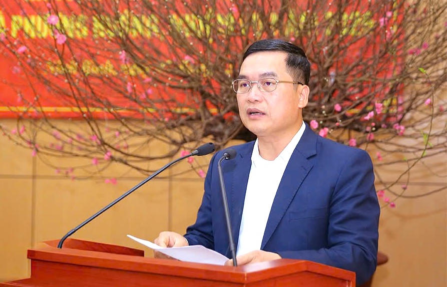 Ông Nguyễn Văn Lượng, Ủy viên Ban Thường vụ Tỉnh ủy, Giám đốc Sở Xây dựng, Phó Trưởng BCĐ Ban ATGT tỉnh phát biểu tại hội nghị.