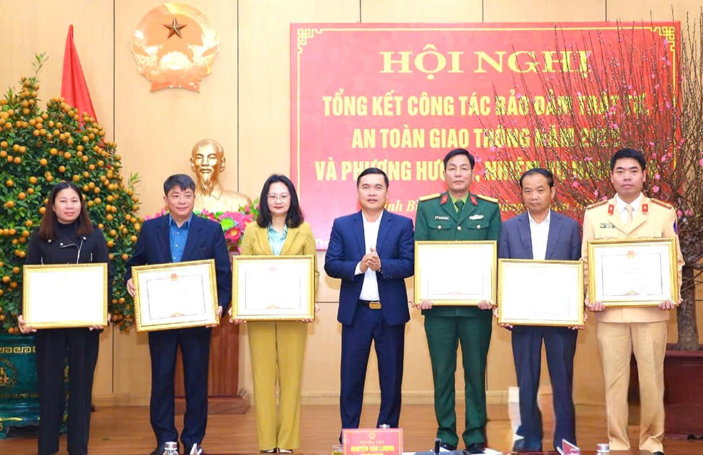 Ông Nguyễn Văn Lượng trao Bằng khen cho các tập thể có thành tích xuất sắc.