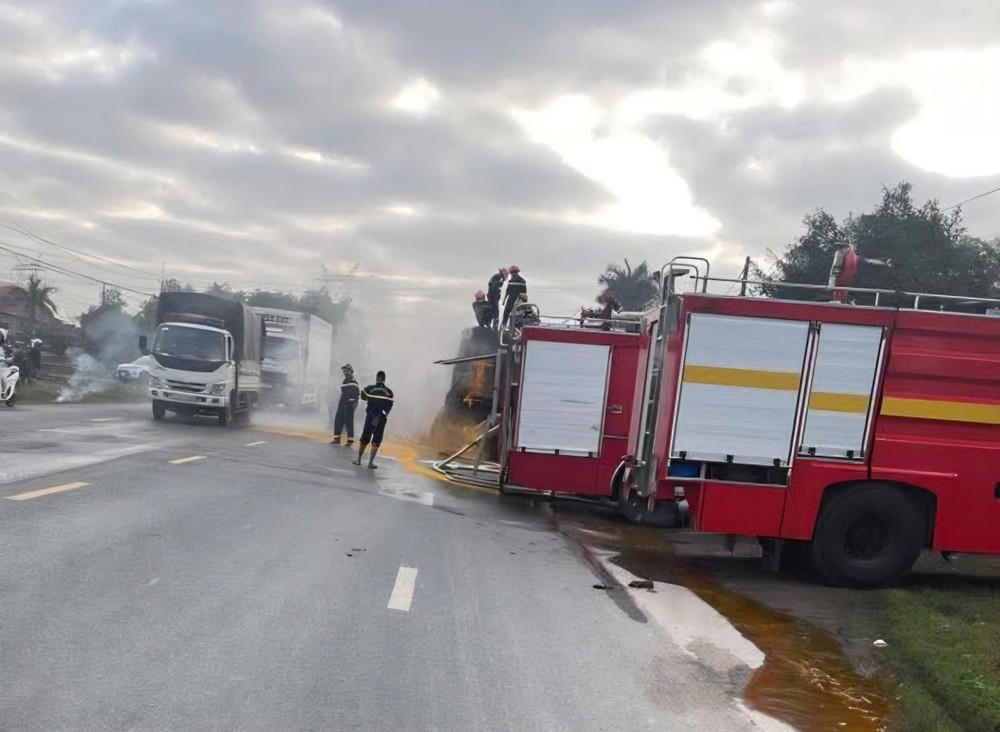 Ô tô khách bốc cháy dữ dội khi lưu thông qua phường Đông Hà (Quảng Trị)