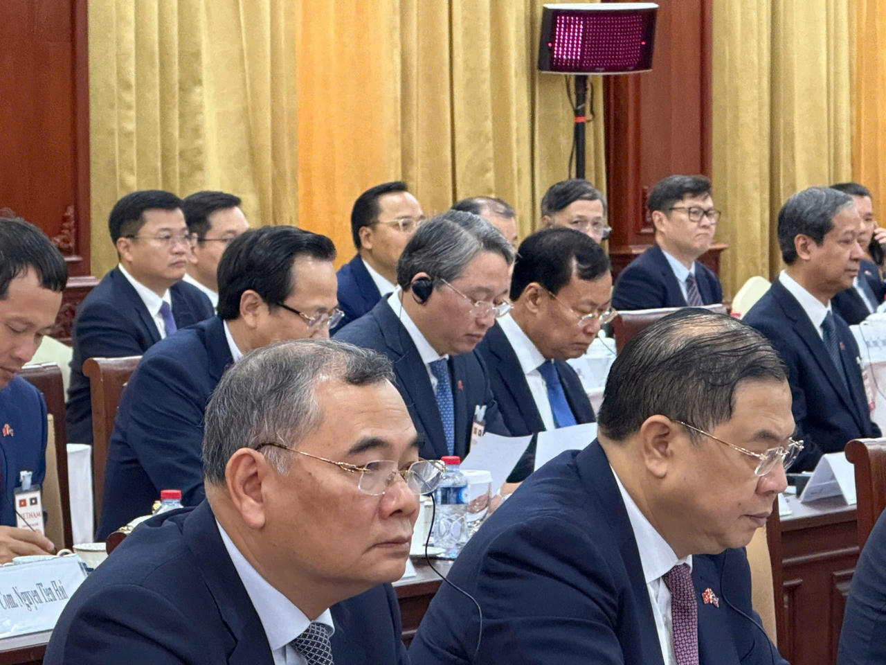 Các đại biểu Đoàn công tác Việt Nam tại hội đàm.