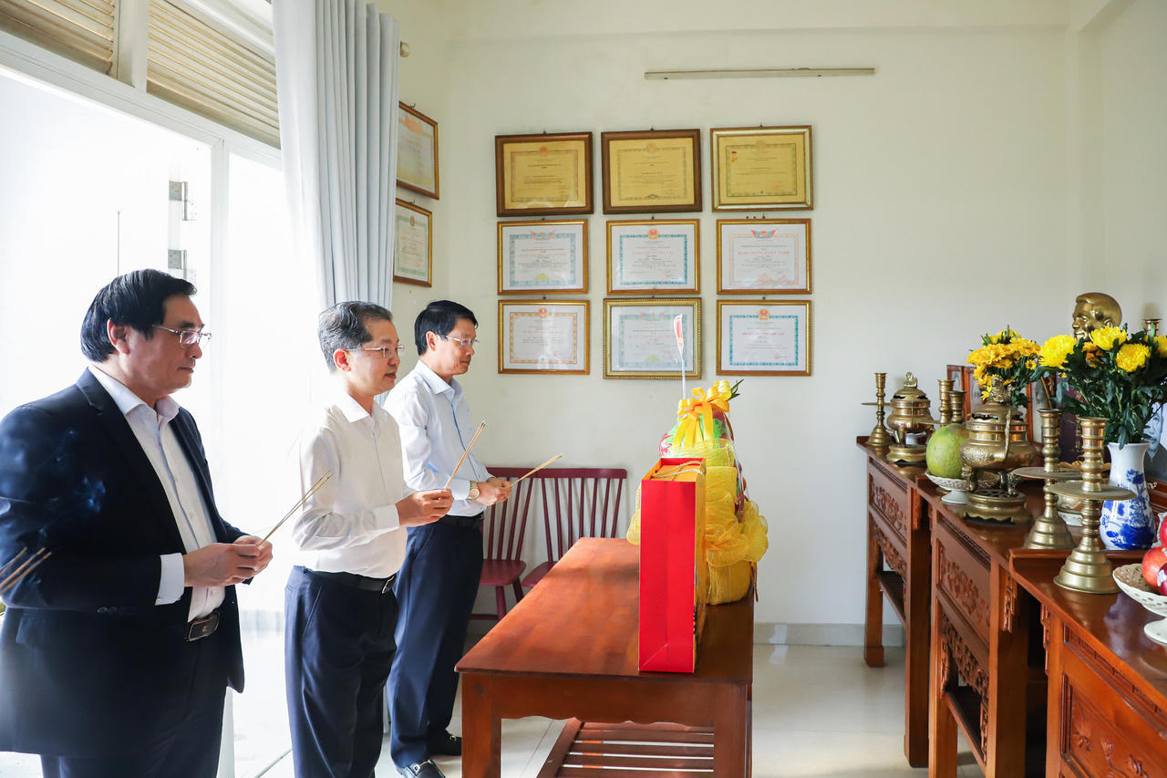 Chánh án TAND tối cao Nguyễn Văn Quảng (giữa) và Phó Bí thư Thành ủy Ngô Xuân Thắng (bên phải) thắp hương tưởng niệm ông Hồ Nghinh, nguyên Bí thư Tỉnh ủy Quảng Nam - Đà Nẵng.