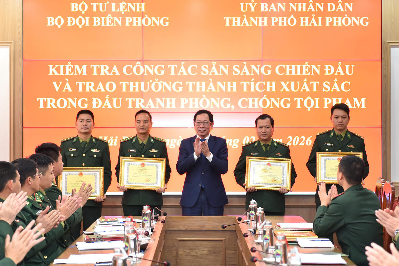 Hải Phòng khen thưởng các cá nhân, tập thể có thành tích xuất sắc trong đấu tranh phòng chống buôn lậu
