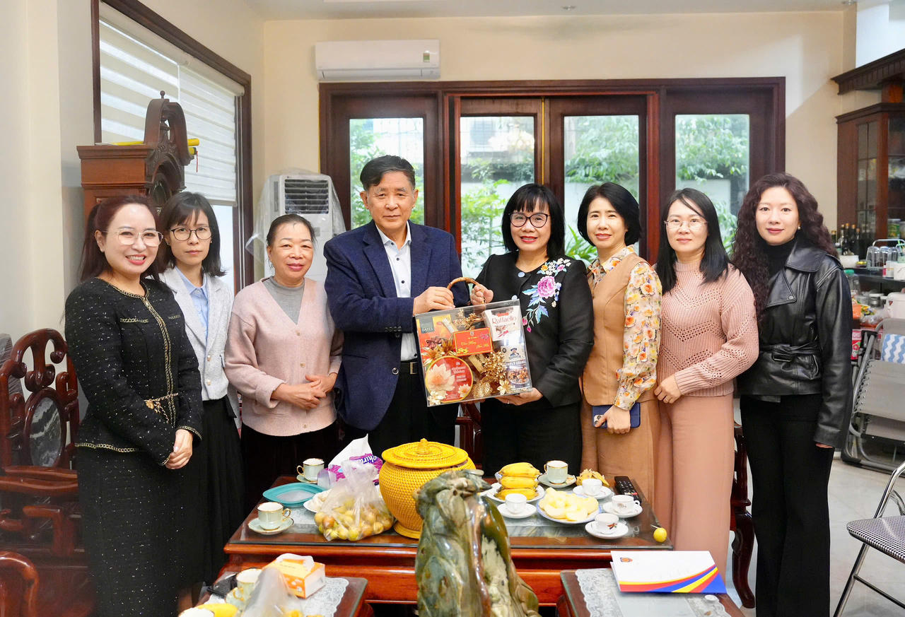 Lãnh đạo Bộ Tư pháp thăm, chúc Tết gia đình các đồng chí nguyên lãnh đạo Bộ