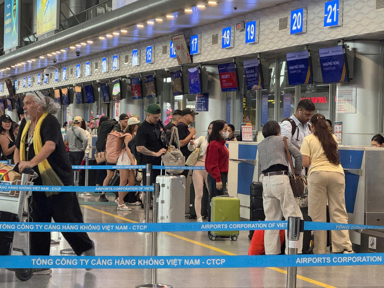 Phục vụ khách dịp Tết, cảng hàng không Nội Bài, Tân Sơn Nhất khai thác tối đa 48 chuyến/giờ