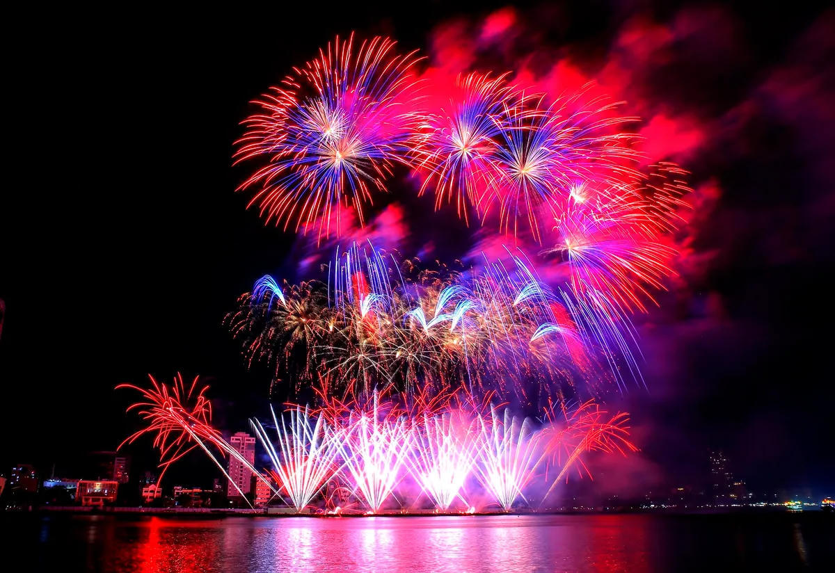 Chương trình bắn pháo hoa đêm giao thừa, được tổ chức đồng loạt tại nhiều điểm trên toàn địa bàn Đà Nẵng.
