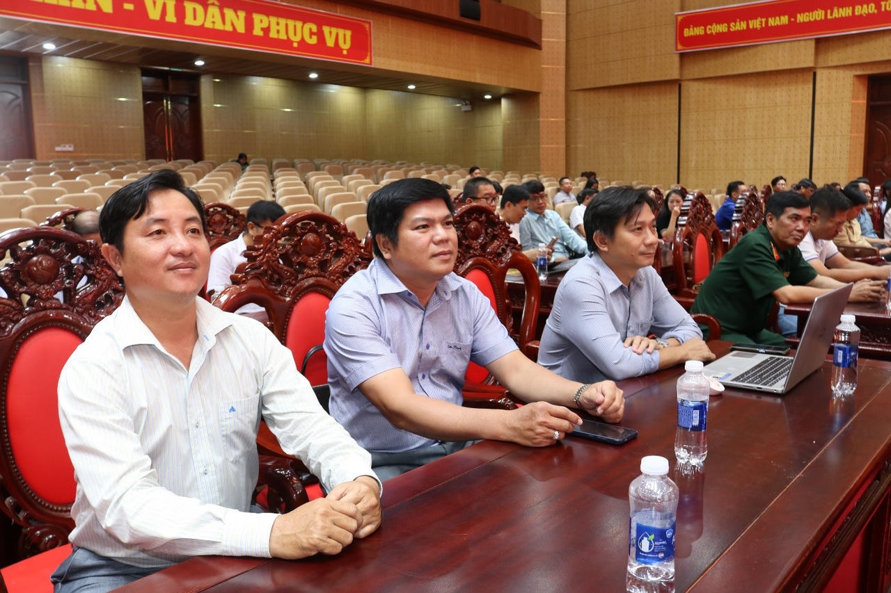 Các đại biểu tại buổi họp mặt.