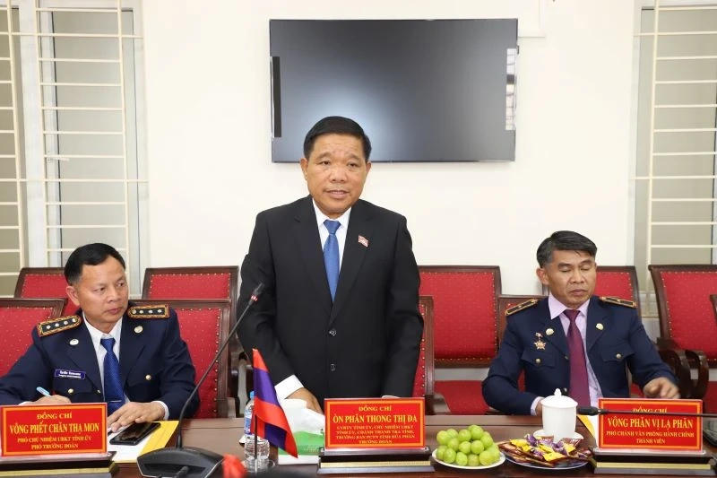 Ông Òn Phăn Thong Thị Đa - Chủ nhiệm Ủy ban Kiểm tra Tỉnh ủy, Chánh Thanh tra tỉnh Hủa Phăn phát biểu tại buổi tiếp.