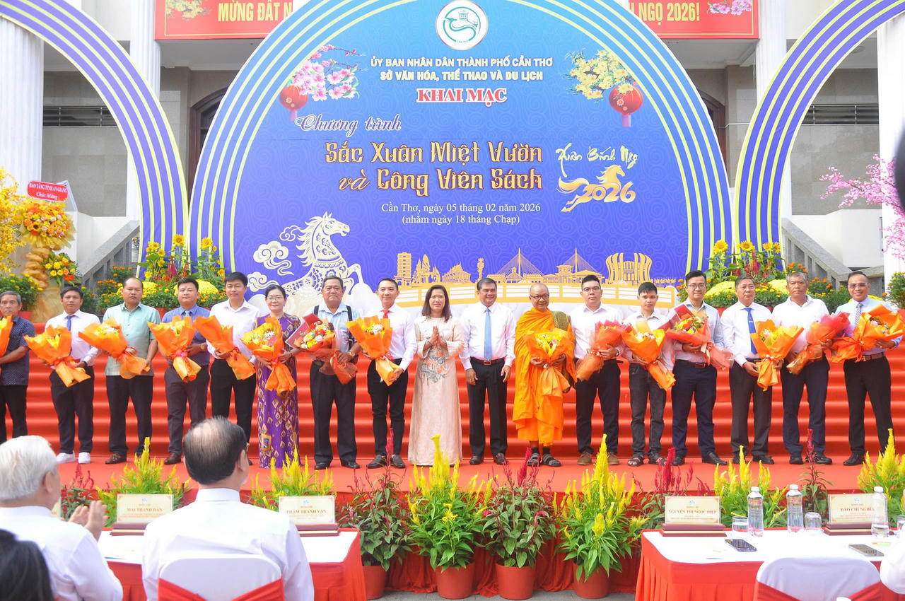 Ban Tổ chức tặng hoa cho các nghệ nhân, nhà sưu tập, doanh nghiệp tham gia chương trình.