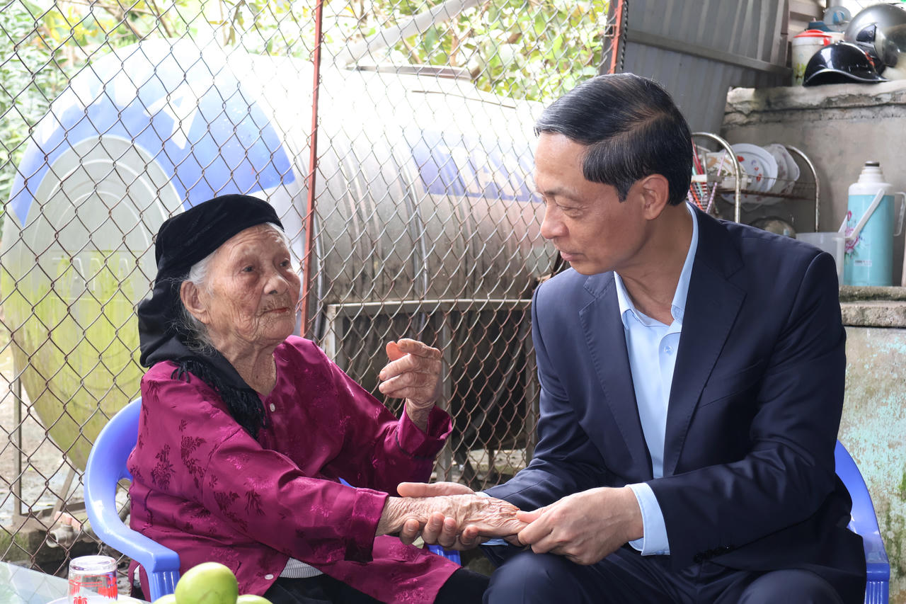 Phó Bí thư Thường trực Thành ủy Đỗ Mạnh Hiến thăm sức khỏe bà Đào Thị Nụ - vợ liệt sĩ Đào Văn Liên.