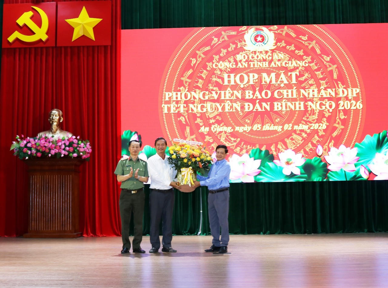 Đại tá Đào Hải Đăng - Phó Giám đốc Công an tỉnh An Giang tặng lẵng hoa chúc mừng năm mới phóng viên, biên tập viên các cơ quan thông tấn báo chí Trung ương và địa phương tác nghiệp trên địa bàn tỉnh.