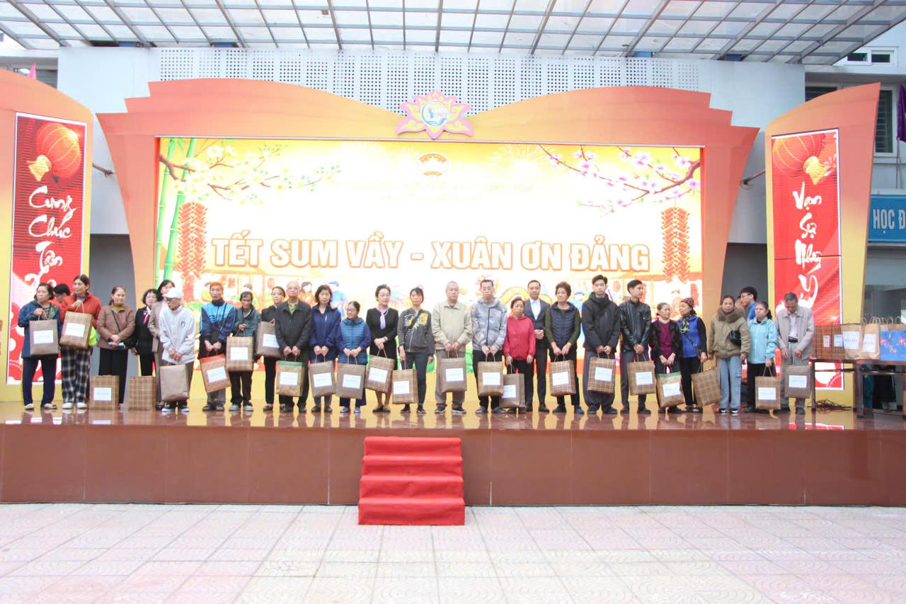 Tết ấm áp – Xuân ơn Đảng: Phường Giảng Võ trao 374 suất quà đến tay người dân có hoàn cảnh khó khăn