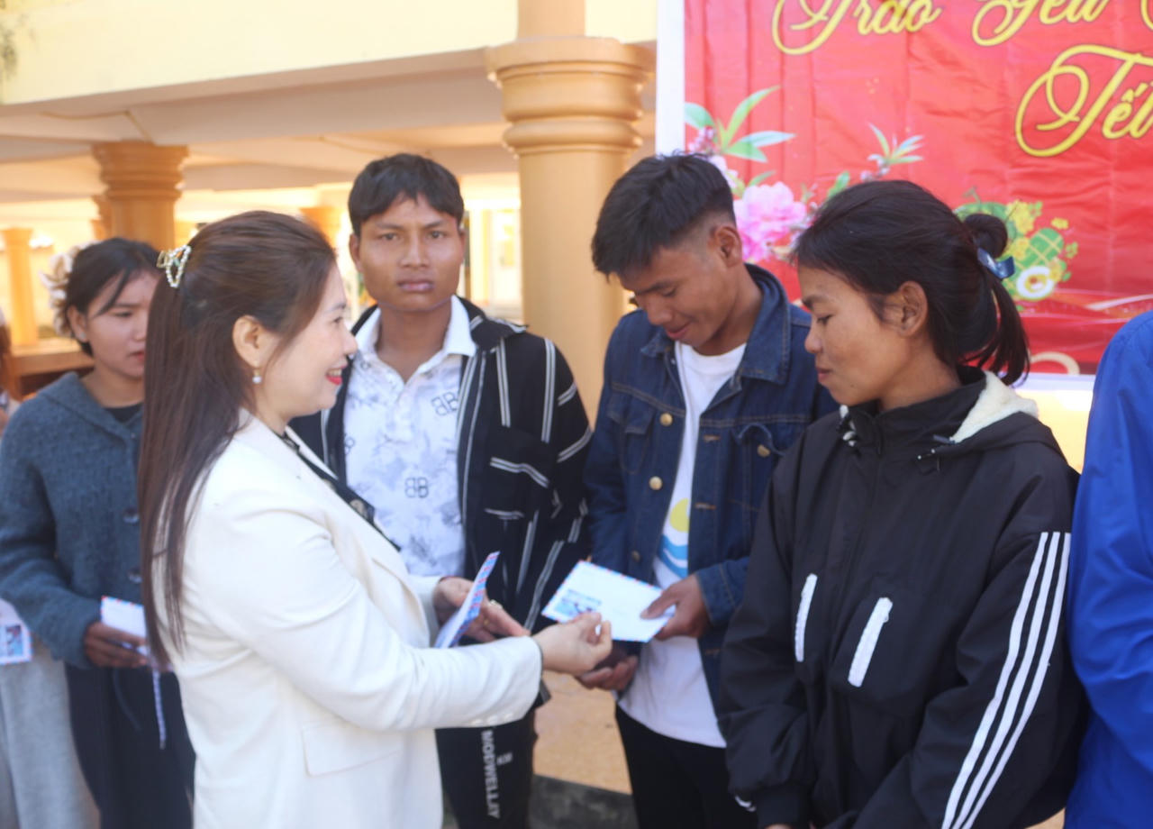 Vượt Trường Sơn mang yêu thương đến bản làng biên giới Quảng Trị