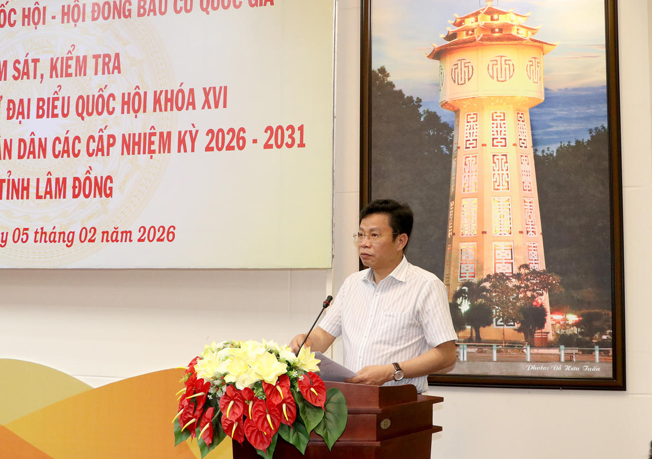 Ông Lưu Văn Trung - Phó Bí thư Tỉnh ủy, Chủ tịch HĐND tỉnh Lâm Đồng, Chủ tịch Ủy ban bầu cử tỉnh báo cáo tại buổi làm việc.