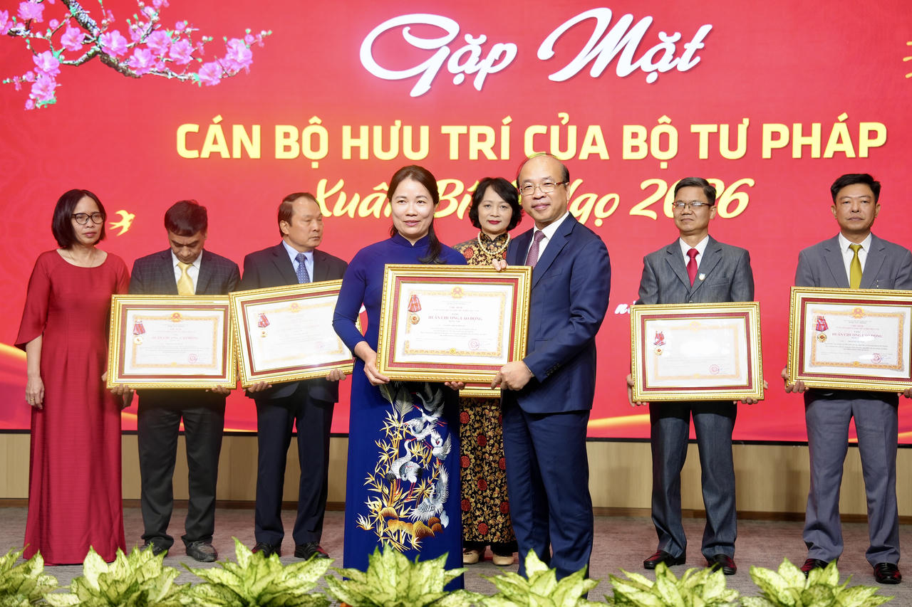 Lãnh đạo Bộ Tư pháp gặp mặt cán bộ hưu trí nhân dịp xuân Bính Ngọ 2026